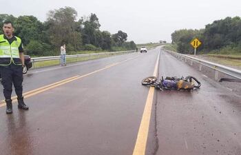 La motocicleta totalmente destrozada quedó al costado de la ruta PY18 en Enramadita, distrito de Tavai.