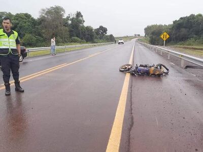 La motocicleta totalmente destrozada quedó al costado de la ruta PY18 en Enramadita, distrito de Tavai.