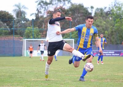 Uno de los máximos goleadores del torneo, Diego Javier Doldán Zacarías intenta avanzar con el balón en su poder ante la marca del zaguero central José Domingo Benítez Caballero. (Foto: APF)