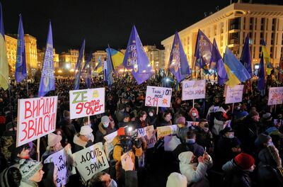 Activistas ucranianos participan de una manifestación convocada bajo el lema 'Defendamos Ucrania, frenemos el intento de golpe', en la plaza de la Independencia, en Kiev.