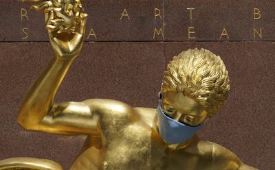 Una estatua de bronce con una mascarilla en el Centro Rockefeller de Manhattan, Nueva York.