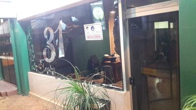La ventana de blindex quedó destruida tras la pelea cuerpo a cuerpo entre el guardia de seguridad y el ladrón.