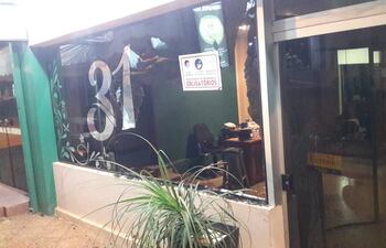 La ventana de blindex quedó destruida tras la pelea cuerpo a cuerpo entre el guardia de seguridad y el ladrón.