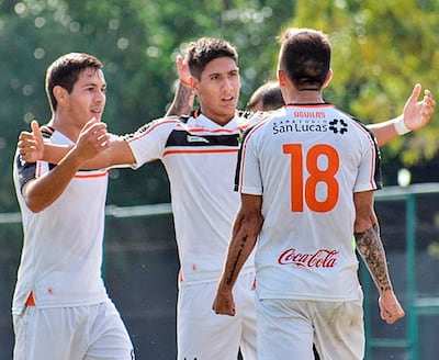 Alan Gómez celebra el gol con Juan Díaz (18).