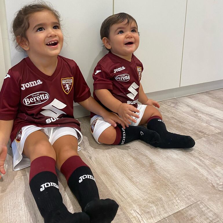 Preciosas niñas. Arianna y Mía, las princesitas y fans del jugador del Torino Tonny Sanabria. (Instagram/Tonny Sanabria)