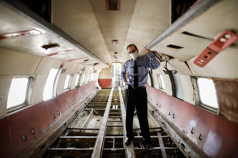 El historiador aeronáutico Antonio Sapienza dentro de la Aeronave Convair CV-240, el sábado 05 de junio en el hangar de la Dirección Nacional de Aeronautica Civil (DINAC) de la ciudad de Luque, Paraguay.