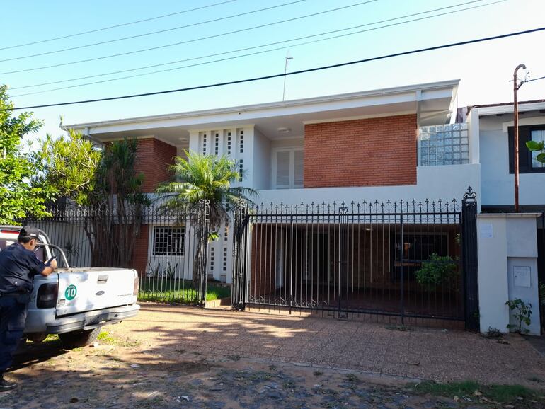 La casa se ubica en Teniente Velázquez y Zubizarreta del barrio Madame Lynch.