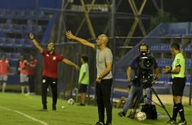 Sergio Daniel Orteman (der., 44 años), técnico de Resistencia.