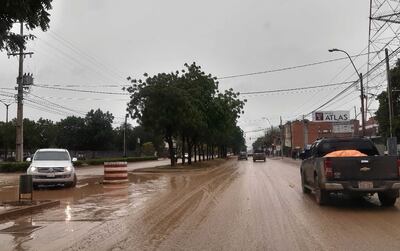El asfaltado de la principal avenida del centro urbano de  Filadelfia cubierta de barro debido a las lloviznas.