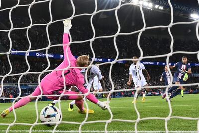 Mbappé (d) marca el gol de la victoria para el París SG ante Niza.