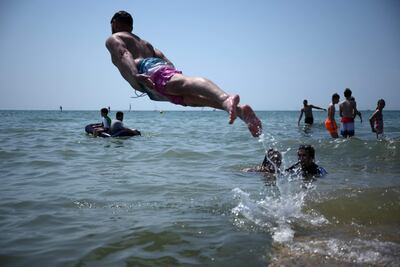 Varias personas se refrescan en el mar en la costa de Brighton, en el sur de Inglaterra.