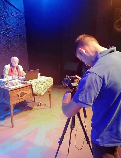 José Luis Ardissone, frente a cámara, durante las grabaciones del audiovisual “La pasión de Rafael Barrett”.