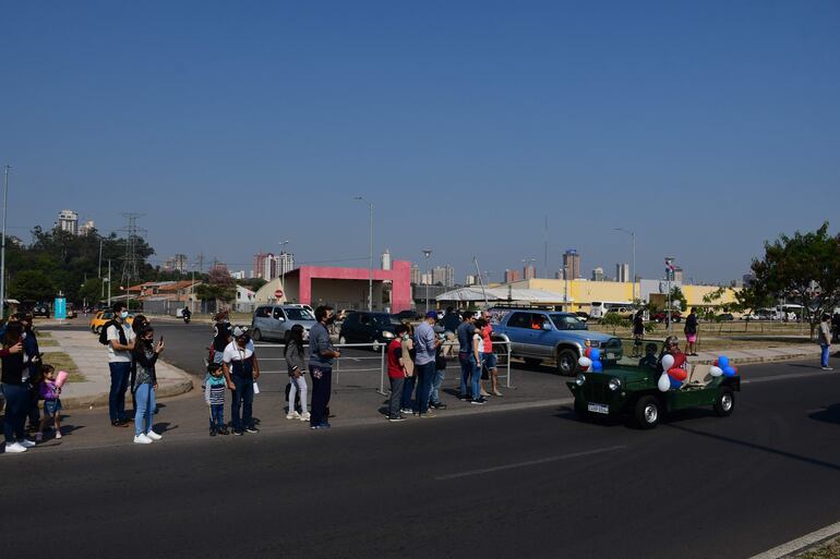 Muchas personas que paseaban por la Costanera se vieron sorprendidas con semejante desdile.