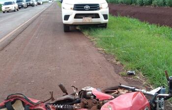 La motocicleta de la víctima quedó al costado de la ruta tras el percance.