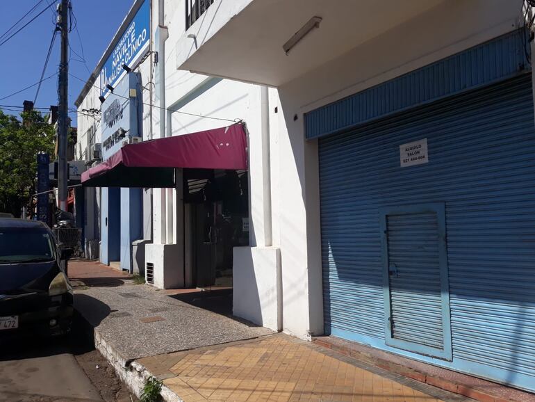 A inmediaciones de la catedral de San Lorenzo, dos locales cerraron por la baja venta que registraron los dueños de los negocios.