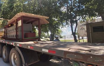 Camiones que transportaron partes del ventilador de tiro de horno a Vallemí.