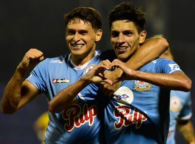 Festejo de gol entre Jorge Núñez y el argentino Nelson da Silva, en la reciente victoria de Resistencia sobre Trinidense.