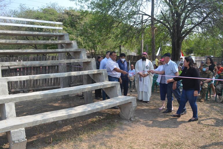 Autoridades del club Sportivo Olimpeño y locales proceden a inaugurar las nuevas graderías.