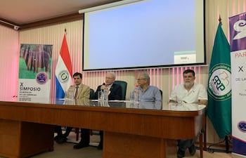 El viceministro de Ganadería, Marcelo González; el presidente de la ARP, Pedro Galli; el titular del gremio Apacribu, Richard Moss y Ceferino Méndez, en rueda de prensa, en la Rural.