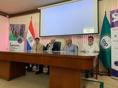 El viceministro de Ganadería, Marcelo González; el presidente de la ARP, Pedro Galli; el titular del gremio Apacribu, Richard Moss y Ceferino Méndez, en rueda de prensa, en la Rural.