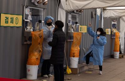 Un trabajador de la salud realiza una prueba de hisopado, en Seúl.