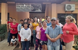 Un grupo de padres de familia de la ciudad de Gral Díaz, reclaman la merienda y el almuerzo escolar para sus hijos.