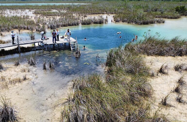 Turistas visitan una laguna de la reserva Much Kanan Ka’ax en el municipio de Felipe Carrillo Puerto, Quintana Roo (México).