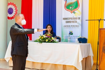 El intendente Javier Pereira (PLRA), asumió su segundo mandato en Cambyreta frente a la jueza electoral, porque la bancada de la ANR dejó sin quorum la sesión, en medio de un comflicto por la presidencia del cuerpo colegiado. Observa la intendente saliente, Raquel Ruiz Díaz de Schaefer (PLRA).
