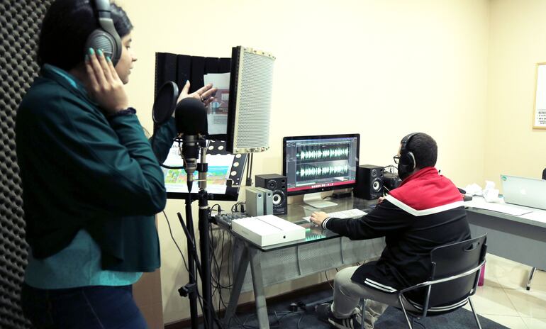 Jóvenes profesionales y no tan jóvenes mantienen el espíritu de be///akaruvicha en alto.