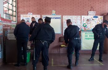 Los tres detenidos, en la parte izquierda, con los policías a cargo de la intervención.