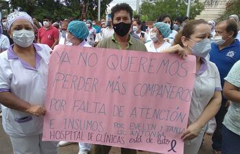 Protestas del personal de blanco del Hospital de Clínicas por la falta de medicamentos e insumos.