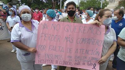Protestas del personal de blanco del Hospital de Clínicas por la falta de medicamentos e insumos.