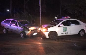 El móvil de la comisaría 8° Central y el vehículo particular resultaron dañados tras el choque en Capiatá.