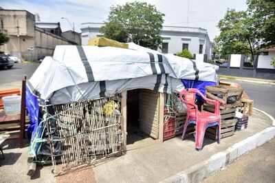 La pareja hasta le puso llaves a la casita que armó en el sitio.