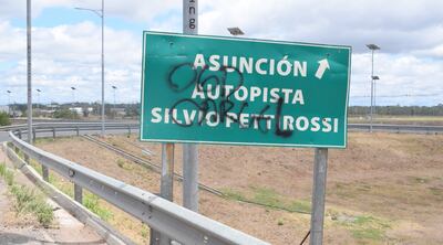 La señal está  a unos metros de una   rotonda que conduce a la autopista Silvio Pettirossi.