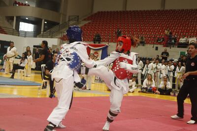 La paraguaya Montserrat Gómez (rojo) se impuso a la brasileña María Eduarda Zárate, en el Open de TKD.