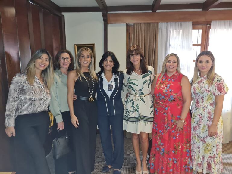 María José Miranda Ugarriza junto a las esposas de los directivos y una colaboradora del Club Centenario. (Gentileza/María José Miranda Ugarriza)