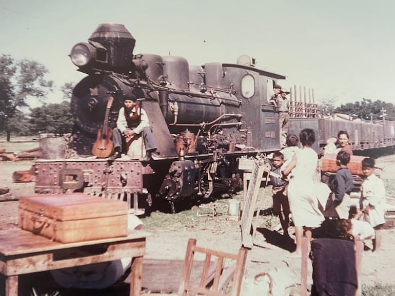 El tren era de suma importancia para la época ya que constituía la única forma de llegar a las incipientes colonizaciones. Fotografía restaurada expuesta en el museo Punta Riel.