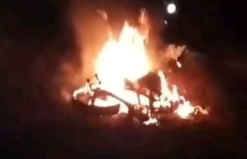 La motocicleta se incendió como consecuencia del impacto y el efecto de arrastre en el pavimento.