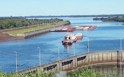 En total 63 barcazas con más de 74.400 toneladas, con cinco remolcadores fueron esclusados por Yacyretá.