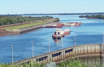 En total 63 barcazas con más de 74.400 toneladas, con cinco remolcadores fueron esclusados por Yacyretá.