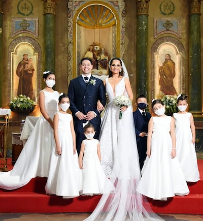 Los novios junto con el cortejo.