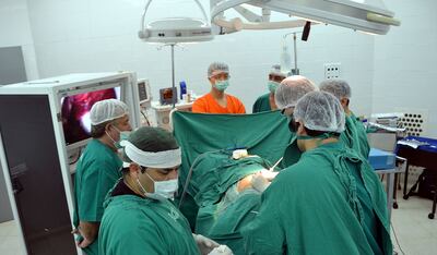 Procedimiento de trasplante de órgano en un paciente adulto  en el Hospital de Clínicas.