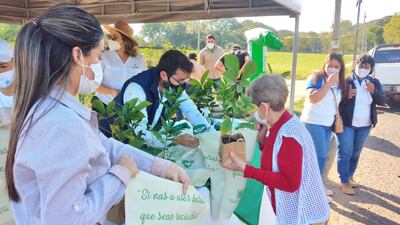 Hoy se entregó plantines de especies nativas, bolsas de basuras para el auto, bolsones reciclables en Ayolas.