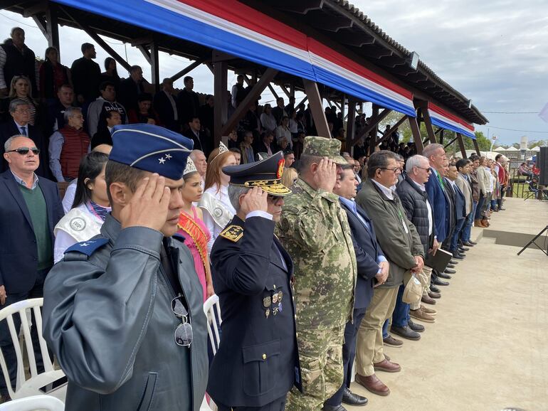 Autoridades e invitados especiales frente al palco de honor del acto de inauguración oficial de la trigésimo primera edición de la Expo Norte.