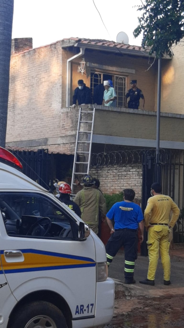 A las 18:30 aproximadamente, en la calle Toro Kai casi la avenida Autopista Silvio Pettirossi, del barrio Loma Merlo de Luque cuatro personas fueron atacadas por presuntamente perros pitbull.