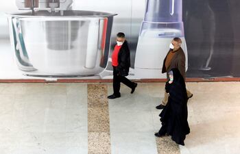 En el caso de los virus respiratorios, como el SARS-CoV-2 y el VRS, la infección comienza en la nariz cuando se respira el virus.