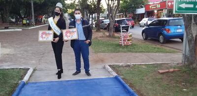 La Miss San Juan Guadalupe Rolón y el líder de Teletón, Alexis Portillo, durante el acto de inauguración de las rampas