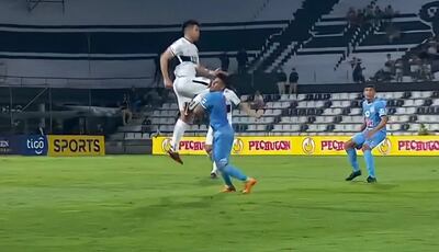 Jugada de expulsión a Saúl Salcedo.