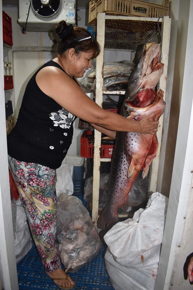 Cecilia Portillo ordena los mejores ejemplares en la cámara esperando a los clientes para este 1 de mayo